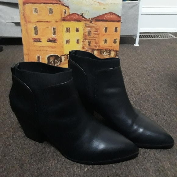 Like New in Box Bella Vita Lottie Chelsea Boot in a 9.5M - Picture 3 of 9